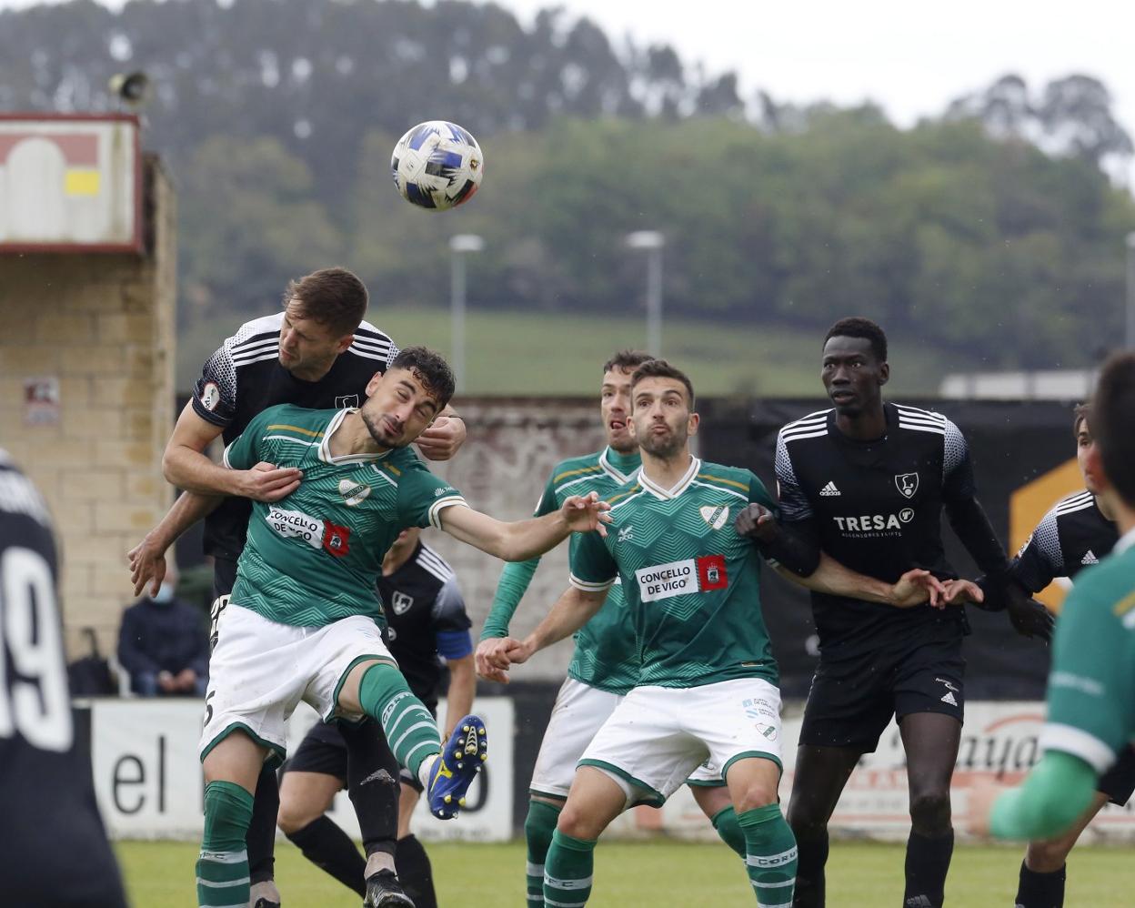 El 'negrillo' Jordi Pola trata de superar de cabeza a Pablo Crespo. 