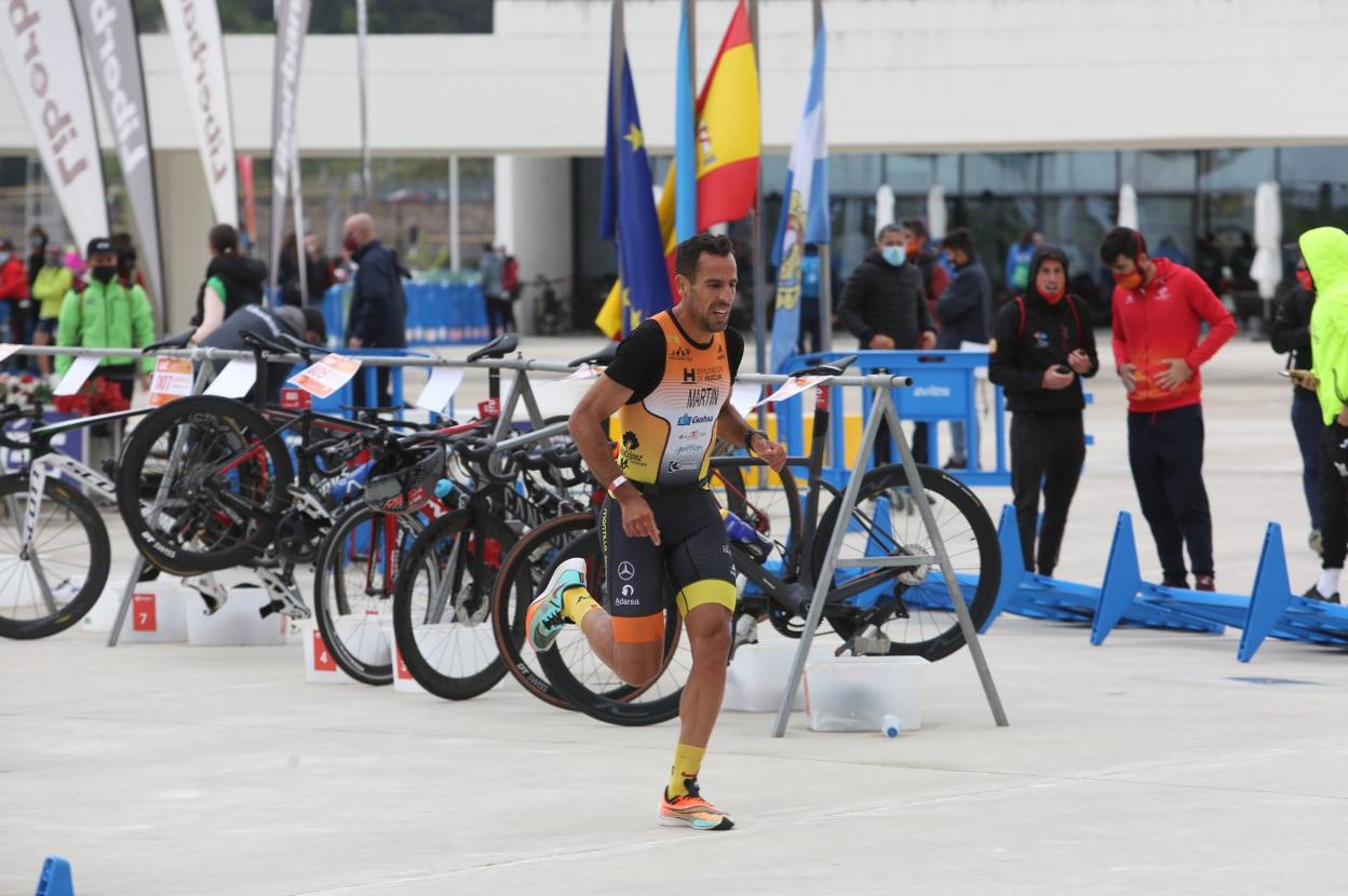 El campeón Emilio Martín, a su paso por la zona de transición del Niemeyer. 