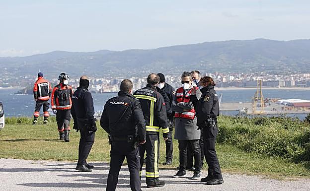 Galería. Policía y bomberos, en la zona.