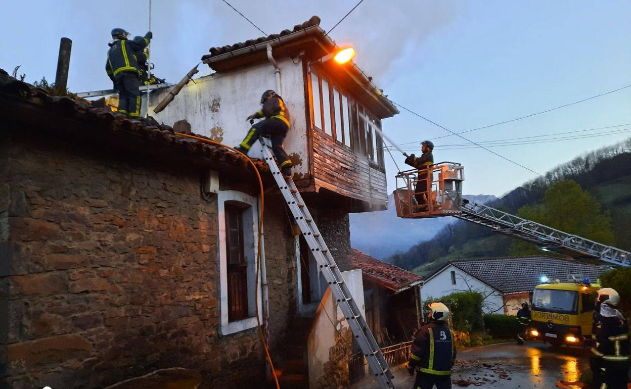 Incendio urbano en Riosa 