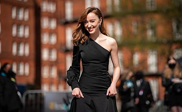 La actriz Phoebe Dynevor durante los premios BAFTA 2021.
