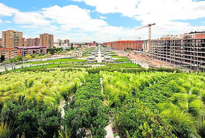 Logroño. Jardines sobre el tramo de vías soterrado en elcentro, junto a la nueva estación intermodal. 