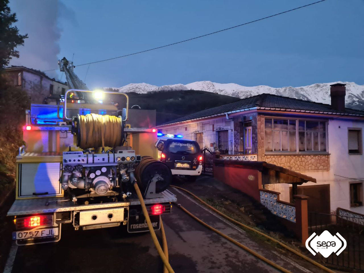 Efectivos de Bomberos del Servicio de Emergencias del Principado de Asturias (SEPA) extinguieron la pasada madrugada un incendio declarado en una vivienda que se calcinó por completo en La Juncar, Riosa. No había nadie en su interior, pero si tenía construcciones anexas. 