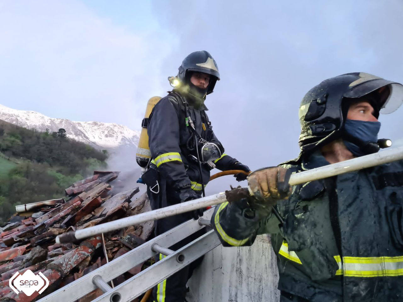 Efectivos de Bomberos del Servicio de Emergencias del Principado de Asturias (SEPA) extinguieron la pasada madrugada un incendio declarado en una vivienda que se calcinó por completo en La Juncar, Riosa. No había nadie en su interior, pero si tenía construcciones anexas. 