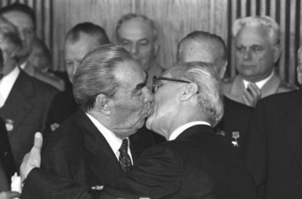 No todos los besos son de amor. El de los políticos Leonidas Brézhnev, Secretario General del Partido Comunista Soviético al Jefe de Estado de Alemania Oriental, Erich Honecker, simbolizaba fraternidad socialista. Con él expresaban su admiración y respeto entre ambos y sus países.