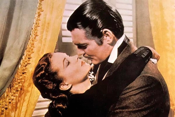 Escarlata O’Hara (Vivien Leigh) y Rhett Butler (Clark Gable) en Lo que el viento se llevó protagonizan un beso de película que será recordado para siempre como tal . A Dios ponemos, o ponen, como testigo.