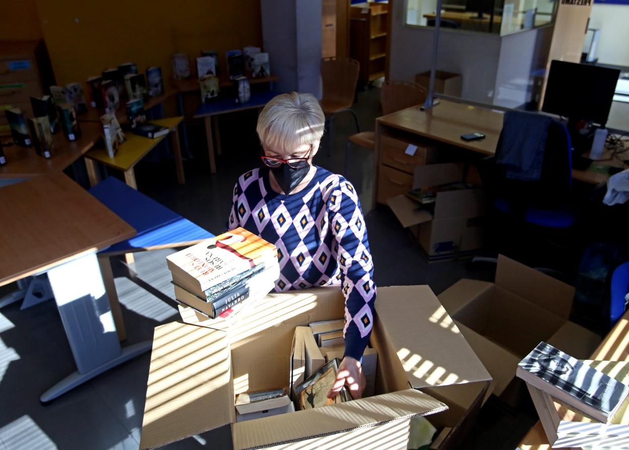 El personal de la biblioteca de San Lázaro, empaquetando los libros ayer por la mañana. 