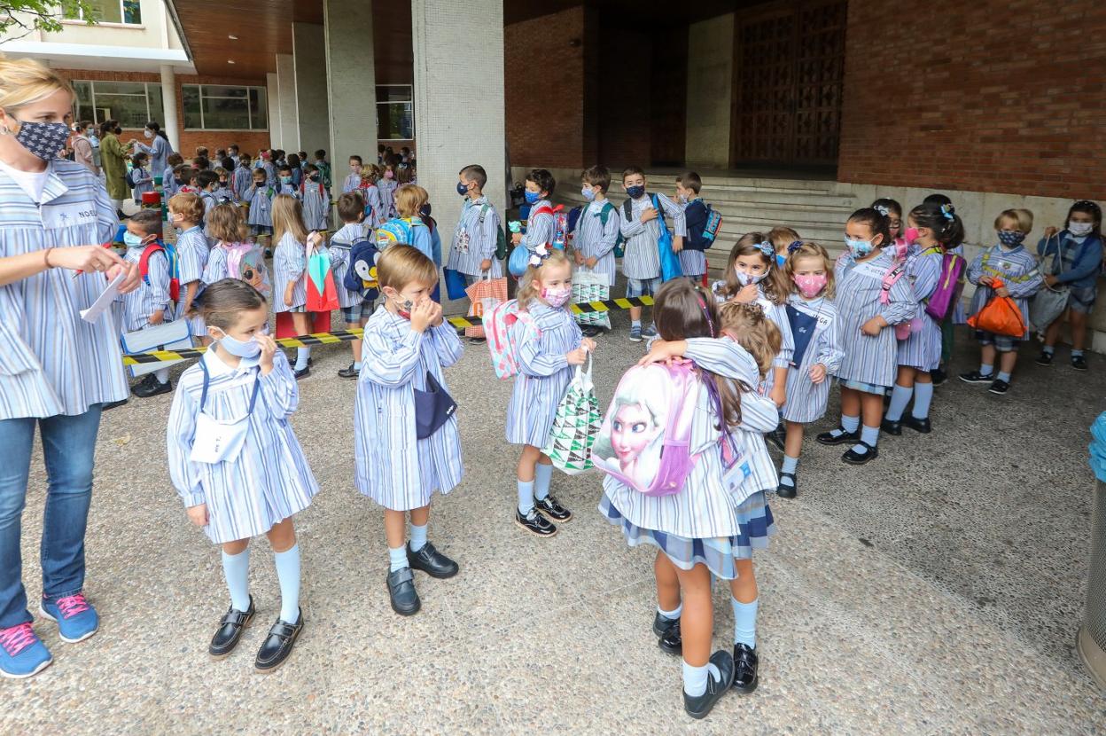 Alumnos entrando en el colegio San Fernando de Avilés. 