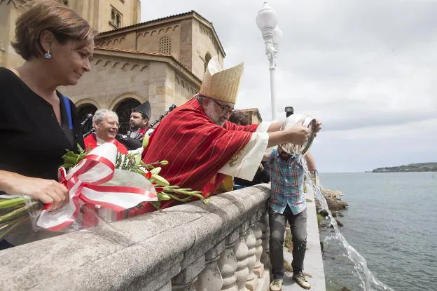 El arzobispo Jesús Sanz Montes, en la tradicional bendición de las aguas en San Pedro, acto al que la actual alcaldesa dejó de acudir. 