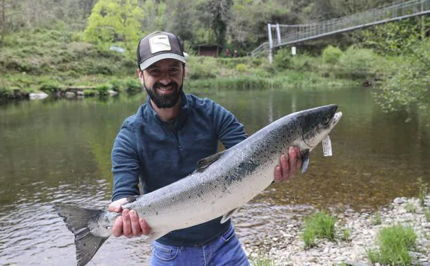 Gonzalo Suárez, pescador del campanu de Asturias 2021.