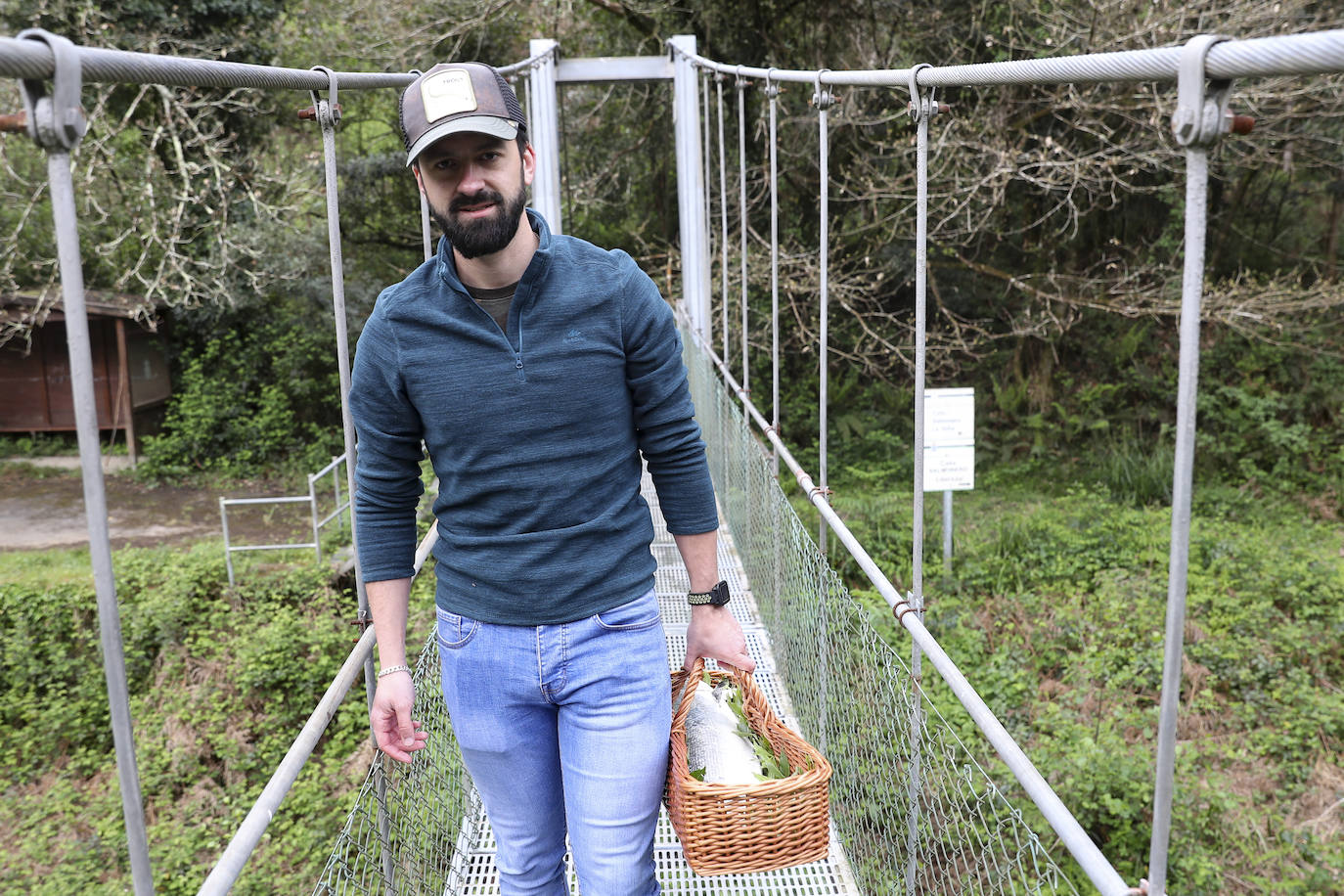 Gonzalo Suárez, de Quirós, ha capturado el campanu de Asturias 2021 en el río Eo, un ejemplar de 5,1 kilos, en la segunda jornada de la temporada de pesca con muerte. Rogelio Diego del Corro echó a tierra el primer salmón del Sella, una pieza de casi ocho kilos.