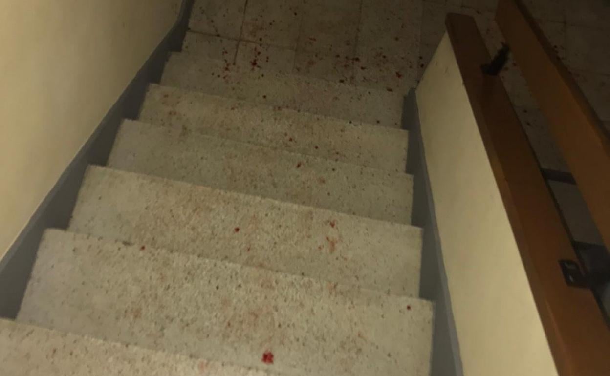 Restos de sangre en la escalera del edifico en el que se produjo el navajazo. 