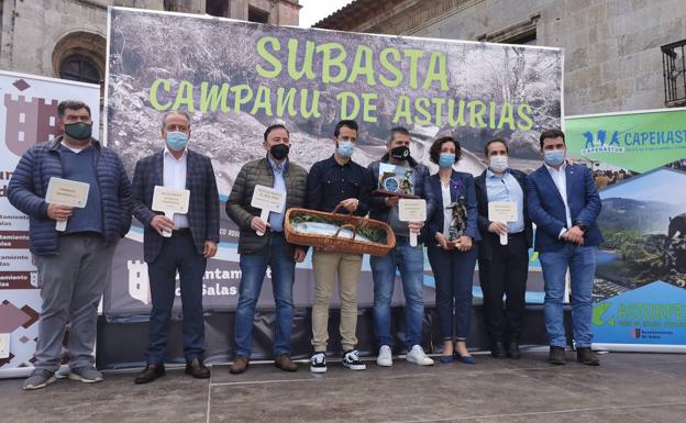 Foto de familia del pescador, pujadores y organizadores de la subasta.