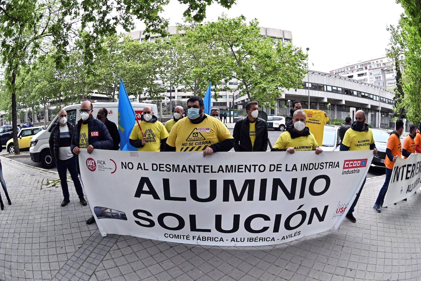 Los integrantes del comité de empresas se concentraron ante el Ministerio de Industria. 