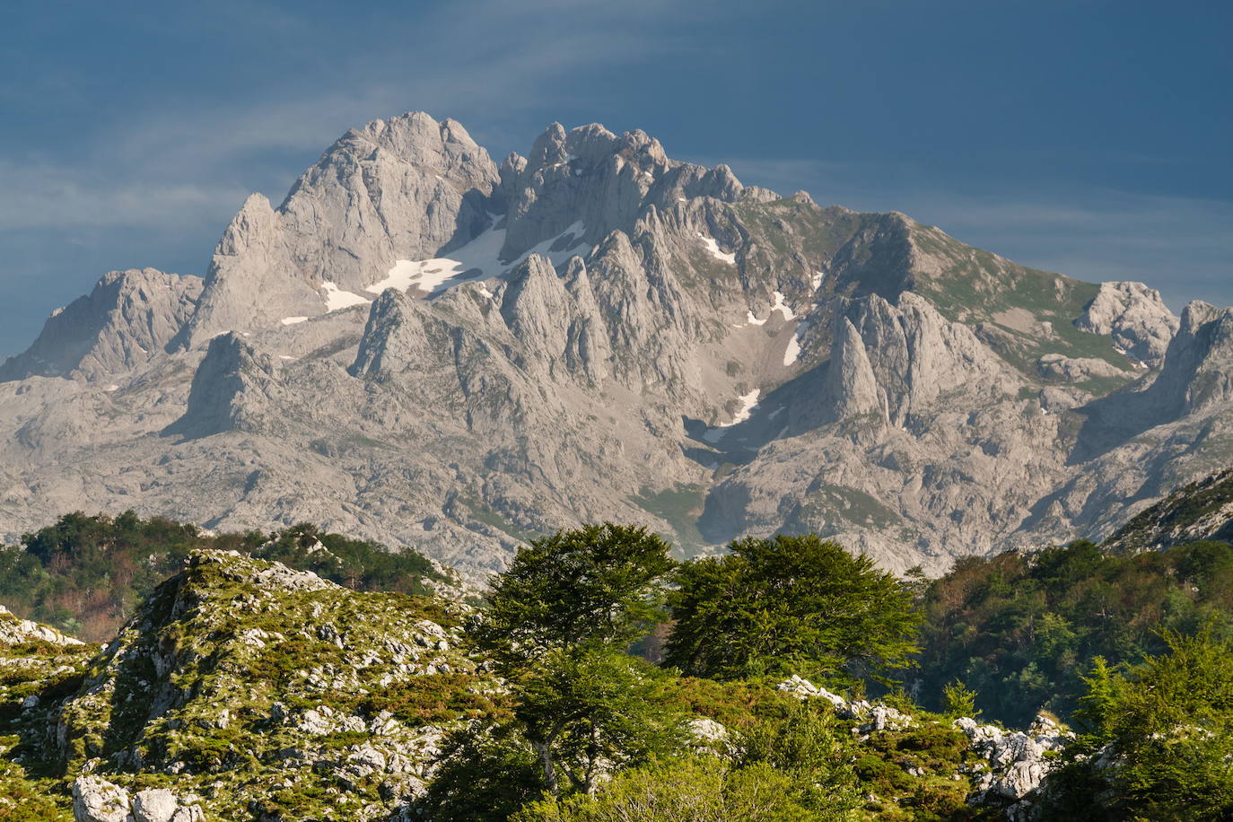 Mirador de Ordiales. En pleno Macizo Occidental de los Picos de Europa, este impresionante balcón natural se sitúa a más de 1.000 metros de altitud sobre las praderas de Angón. La excursión del Mirador de Ordiales comienza en el aparcamiento de la Buferrera, desde donde iremos hacia el lago Enol