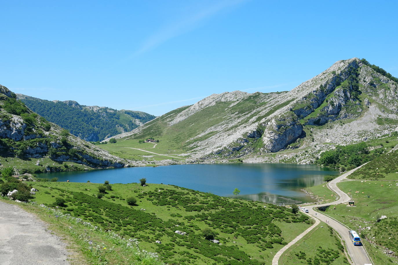 Lagos de Covadonga. Es una ruta circular de baja dificultad que bordea los Lagos de Covadonga. 