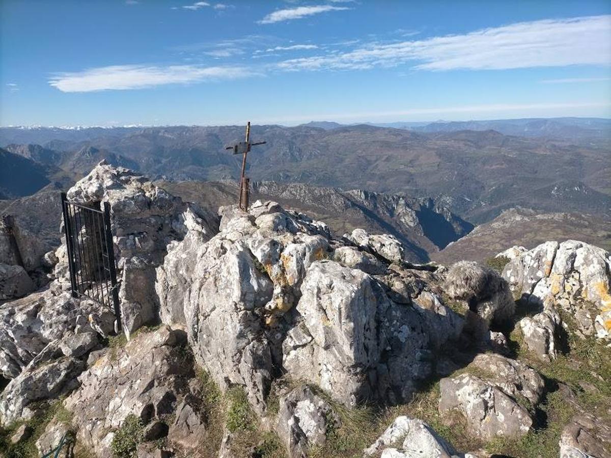 Ruta hasta el pico La Mostayal. Si buscas hacer una subida a una cumbre cercana a la capital asturiana, sin gran dificultad y desde la que contemplar algunas de las montañas más conocidas o incluso la costa, esta subida al pico de La Mostayal es pertecta para ti 