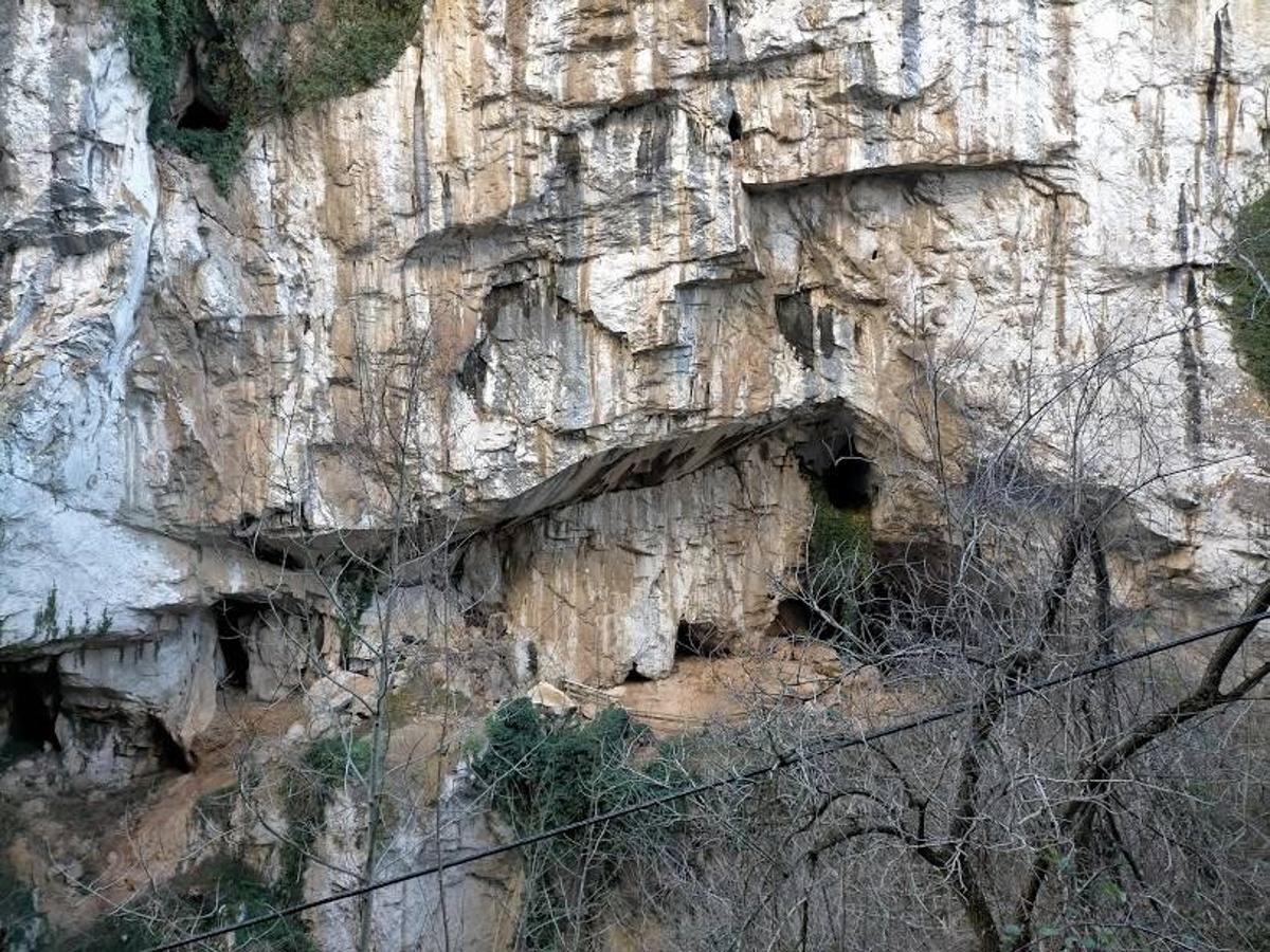 Senda del Oso: Tramo desde Entrago a Cueva Huerta. Se trata de uno de los caminos más emblemáticos de la Cordillera Cantábrica. Uno de sus principales atractivos es la Cueva Huerta, una cavidad kárstika declarada Monumento Natural en 2002.