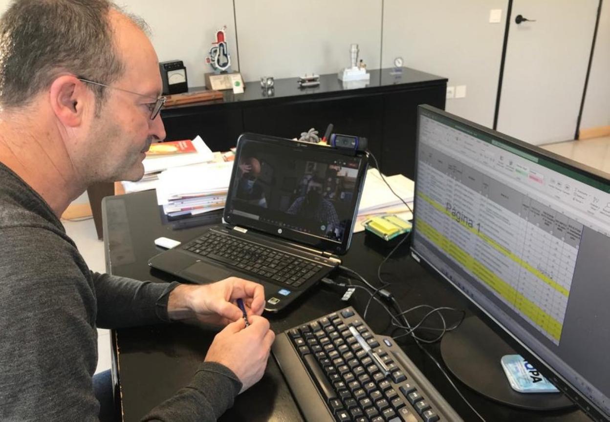 El director general de Enseñanzas Profesionales, Javier Cueli, durante la reunión con el alcalde de Tineo. 