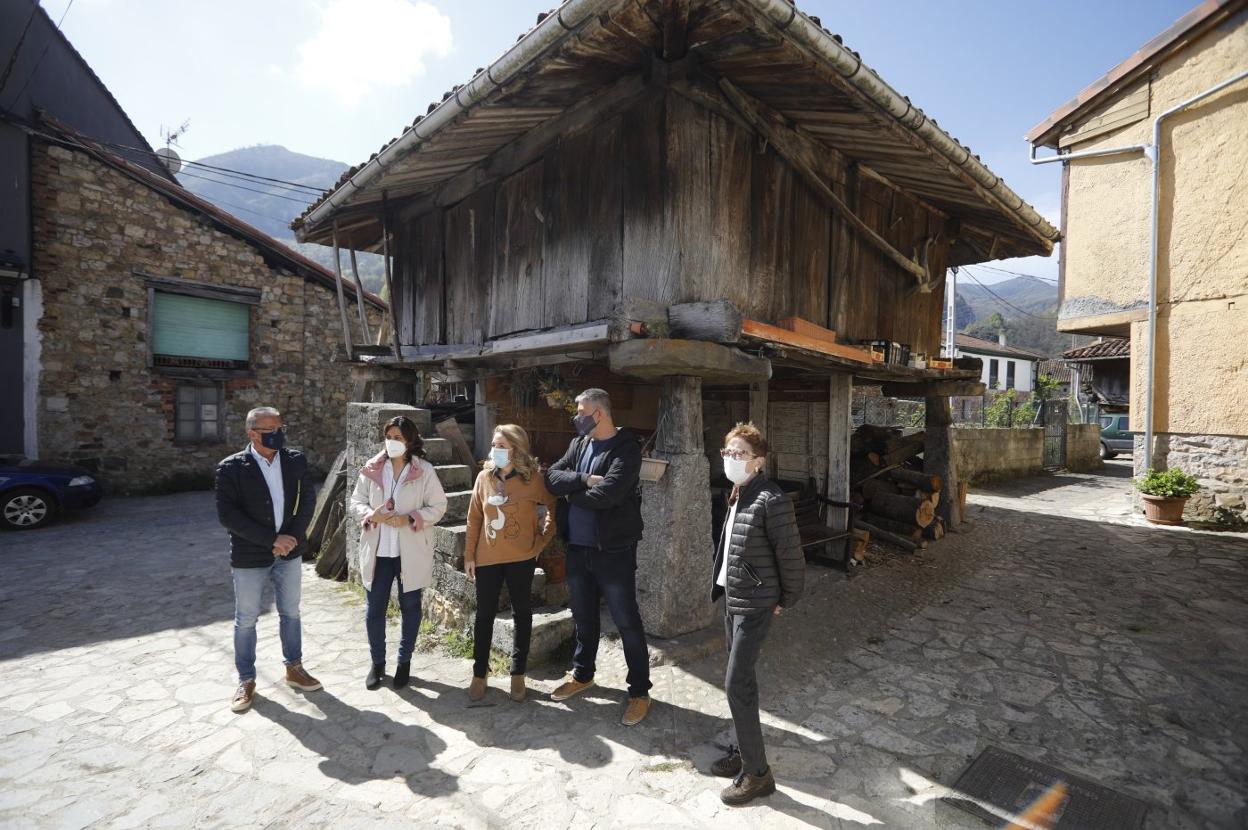 Teresa Mallada se reunió con SOS Turismo en Soto de Agues. 