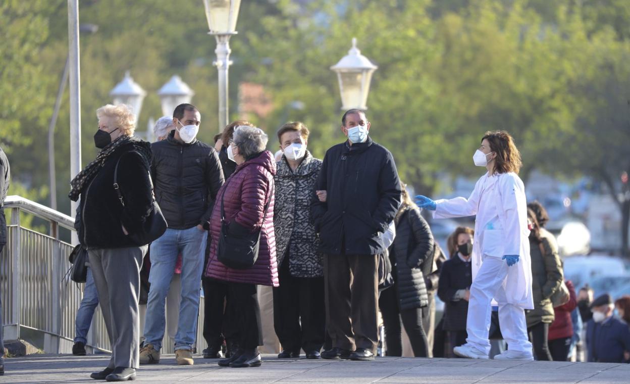 Colas en el Palacio de Deportes de Gijón para acudir a la cita de vacunación. 