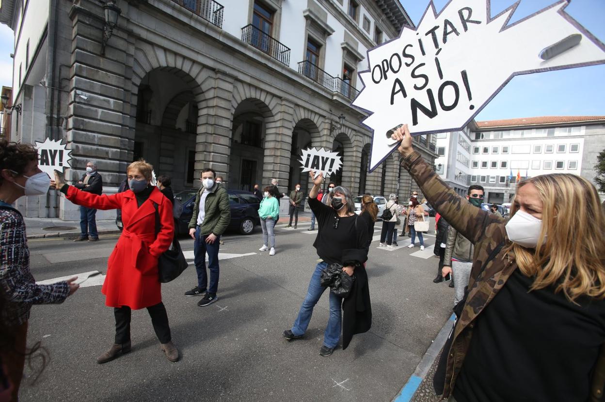 Un momento de la manifestación de interinos ante la sede de la Consejería de Educación, en Oviedo. 