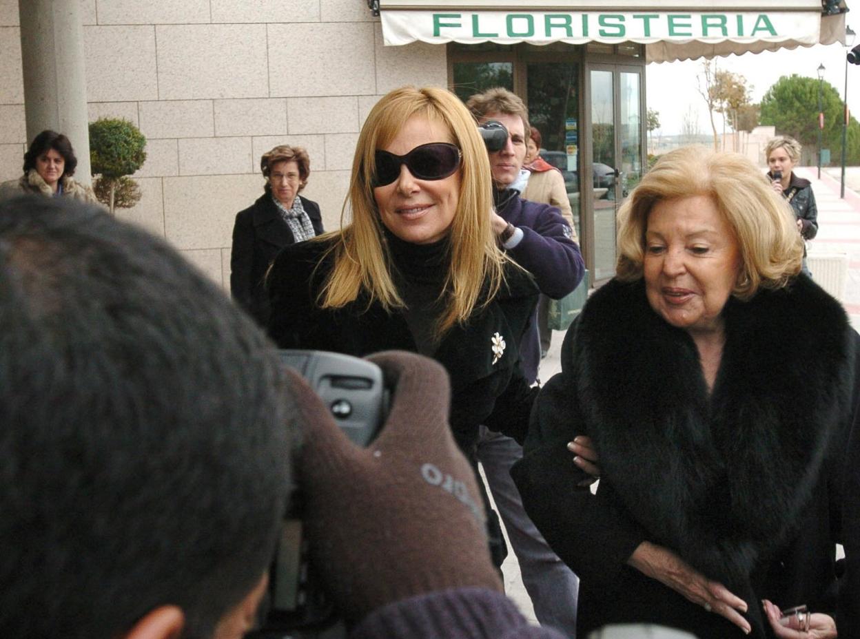 Ana Obregón junto a su madre, Ana María, en el velatorio del padre de Julio Iglesias, en 2005. 