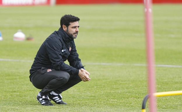 El entrenador del Sporting, David Gallego, durante el entrenamiento de este viernes 