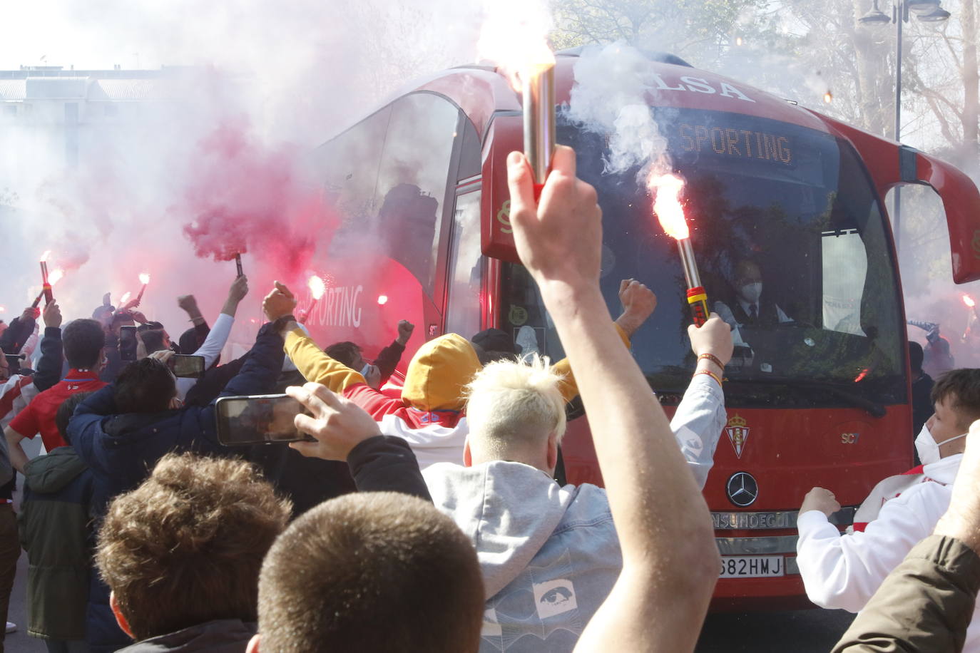 Fotos: El ambiente vivido en el entorno de El Molinón