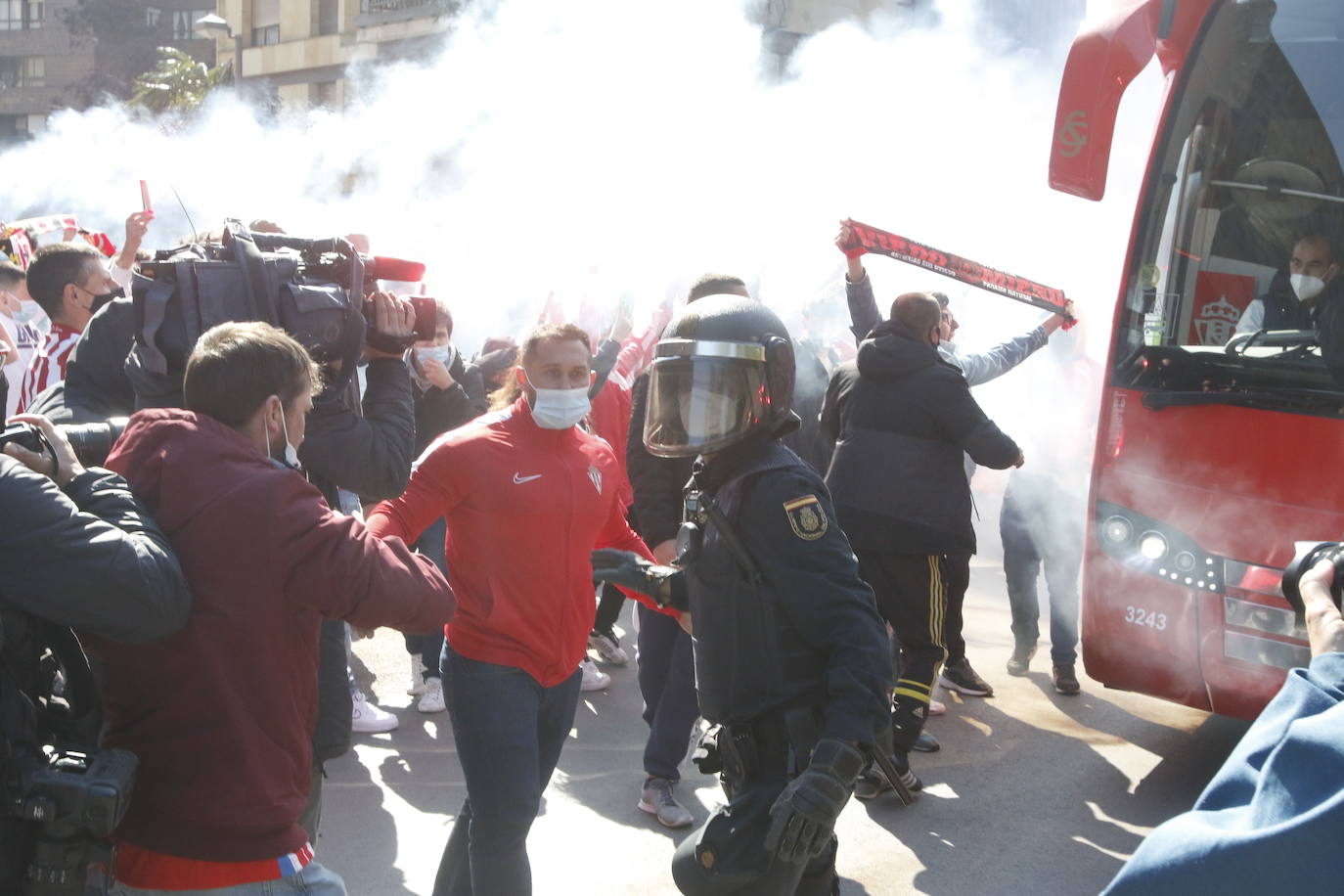 Fotos: El ambiente vivido en el entorno de El Molinón