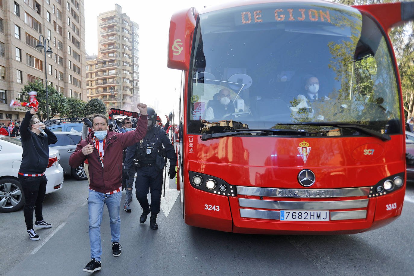 Fotos: El ambiente vivido en el entorno de El Molinón