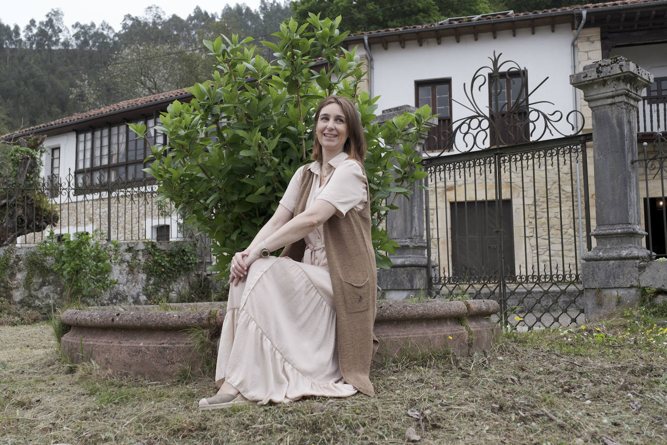 En el Valle Oscuru. Esta casona de indianos, de estilo tradicional asturiano, se encuentra enclavada en el concejo de Llanes y es desde hace un siglo residencia de la familia política de Violeta. 