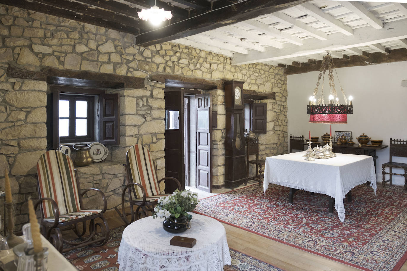 En el Valle Oscuru. Esta casona de indianos, de estilo tradicional asturiano, se encuentra enclavada en el concejo de Llanes y es desde hace un siglo residencia de la familia política de Violeta. 