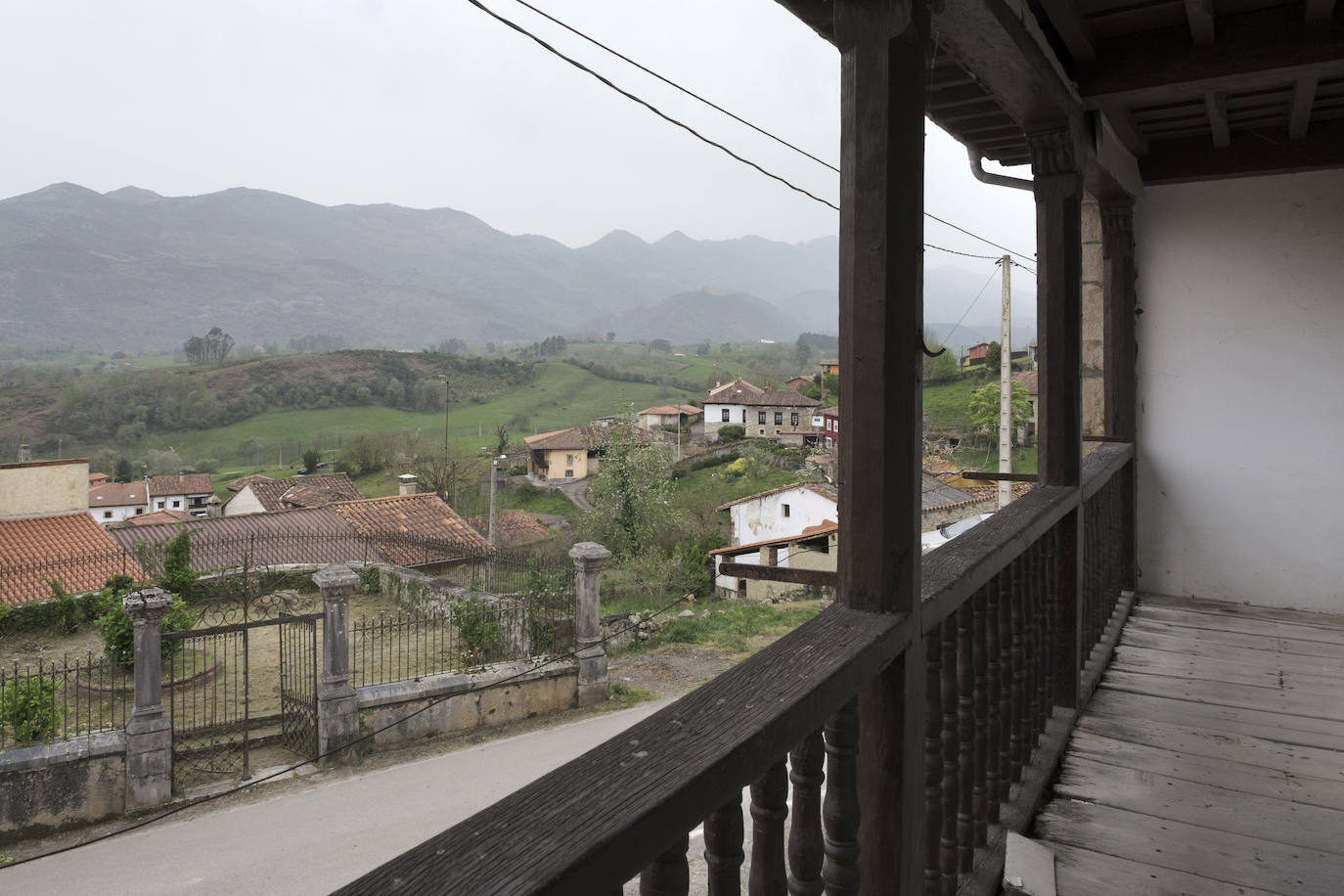 En el Valle Oscuru. Esta casona de indianos, de estilo tradicional asturiano, se encuentra enclavada en el concejo de Llanes y es desde hace un siglo residencia de la familia política de Violeta. 