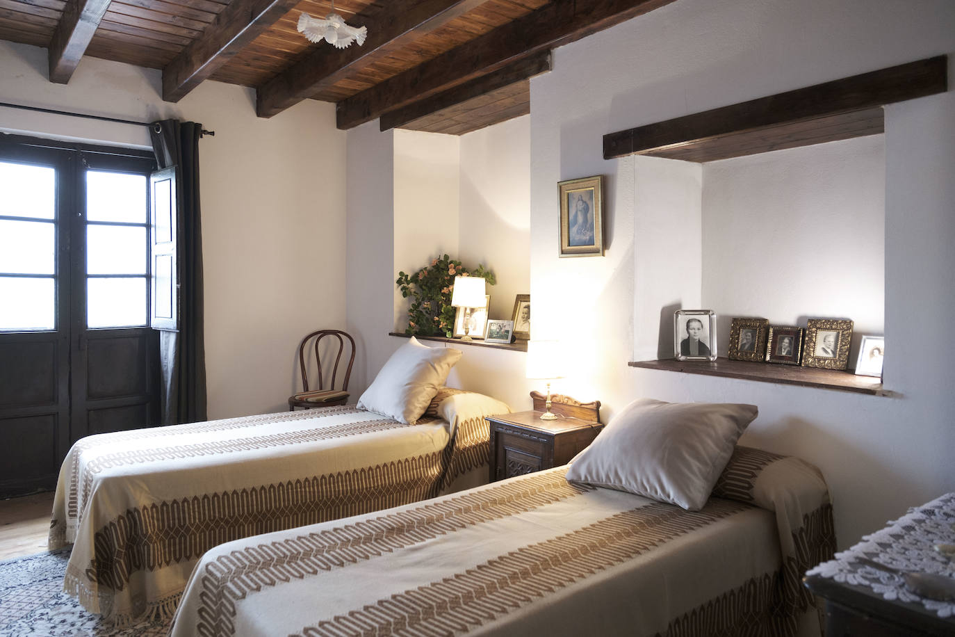 En el Valle Oscuru. Esta casona de indianos, de estilo tradicional asturiano, se encuentra enclavada en el concejo de Llanes y es desde hace un siglo residencia de la familia política de Violeta. 