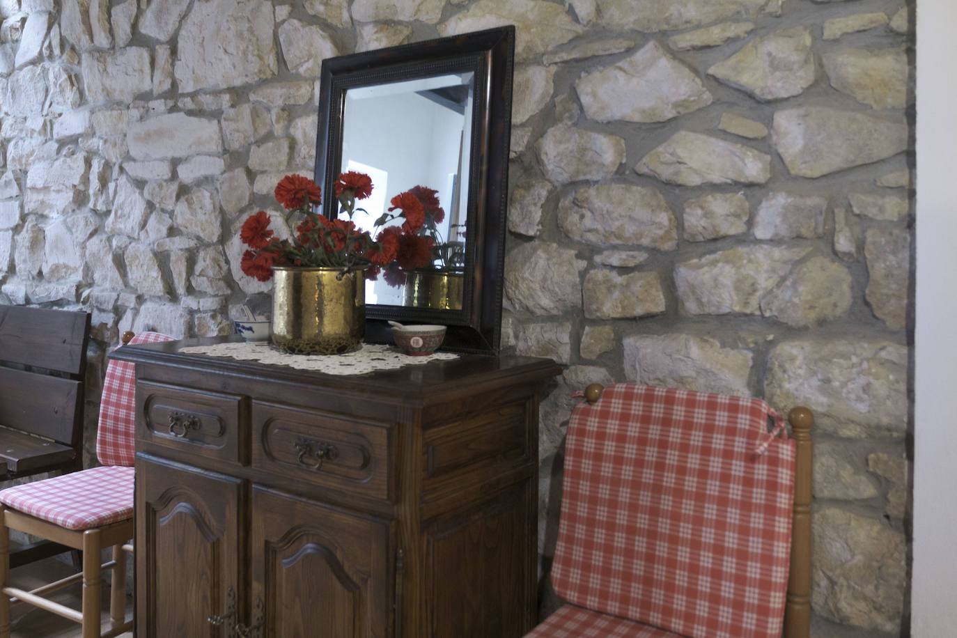 En el Valle Oscuru. Esta casona de indianos, de estilo tradicional asturiano, se encuentra enclavada en el concejo de Llanes y es desde hace un siglo residencia de la familia política de Violeta. 