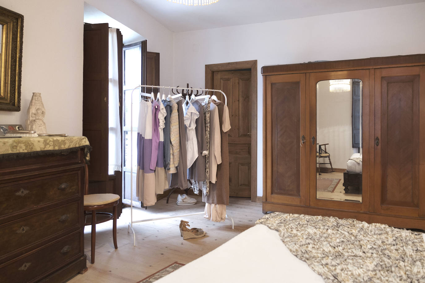 En el Valle Oscuru. Esta casona de indianos, de estilo tradicional asturiano, se encuentra enclavada en el concejo de Llanes y es desde hace un siglo residencia de la familia política de Violeta. 