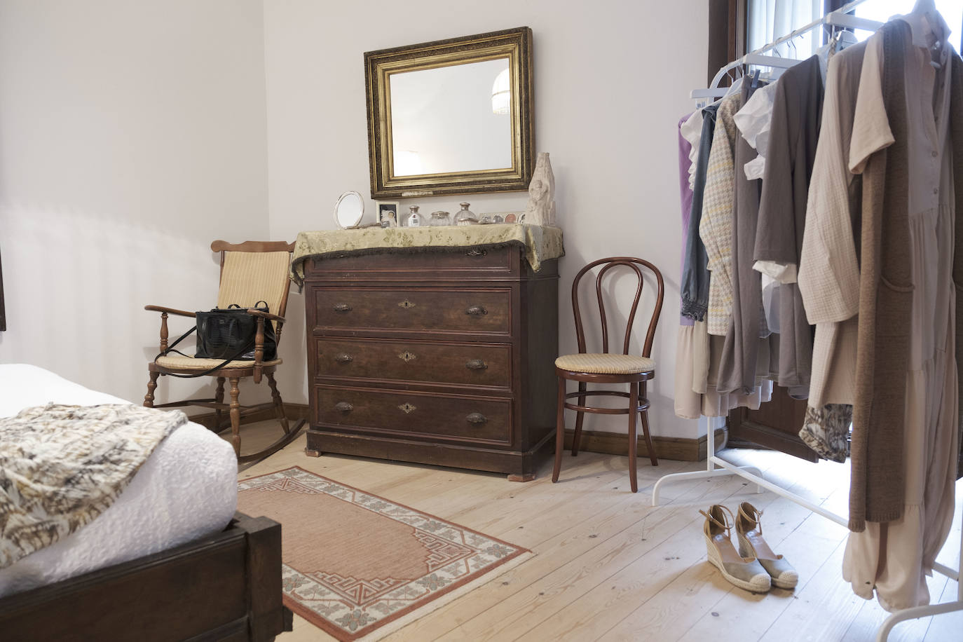 En el Valle Oscuru. Esta casona de indianos, de estilo tradicional asturiano, se encuentra enclavada en el concejo de Llanes y es desde hace un siglo residencia de la familia política de Violeta. 