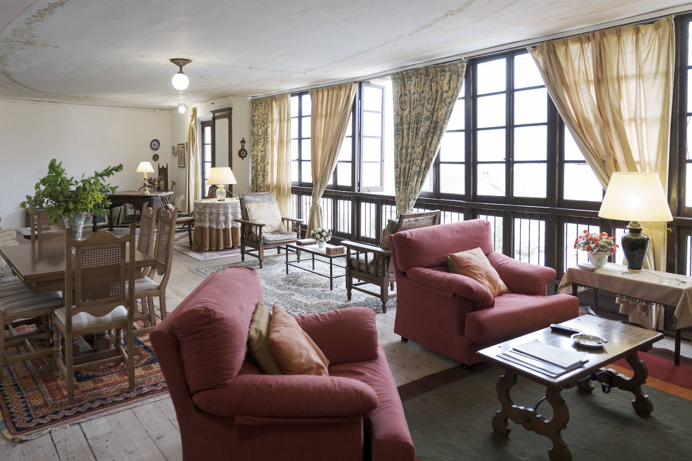 En el Valle Oscuru. Esta casona de indianos, de estilo tradicional asturiano, se encuentra enclavada en el concejo de Llanes y es desde hace un siglo residencia de la familia política de Violeta. 