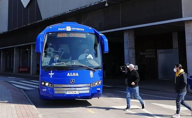 Vídeo | El Real Oviedo, a su llegada al campo rojiblanco