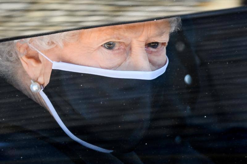La reina Isabel II llegando en coche al funeral