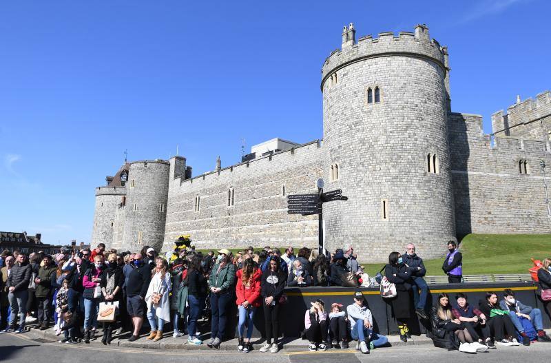 Multitud de personas se agolpan a las puertas del Castillo de Windsor