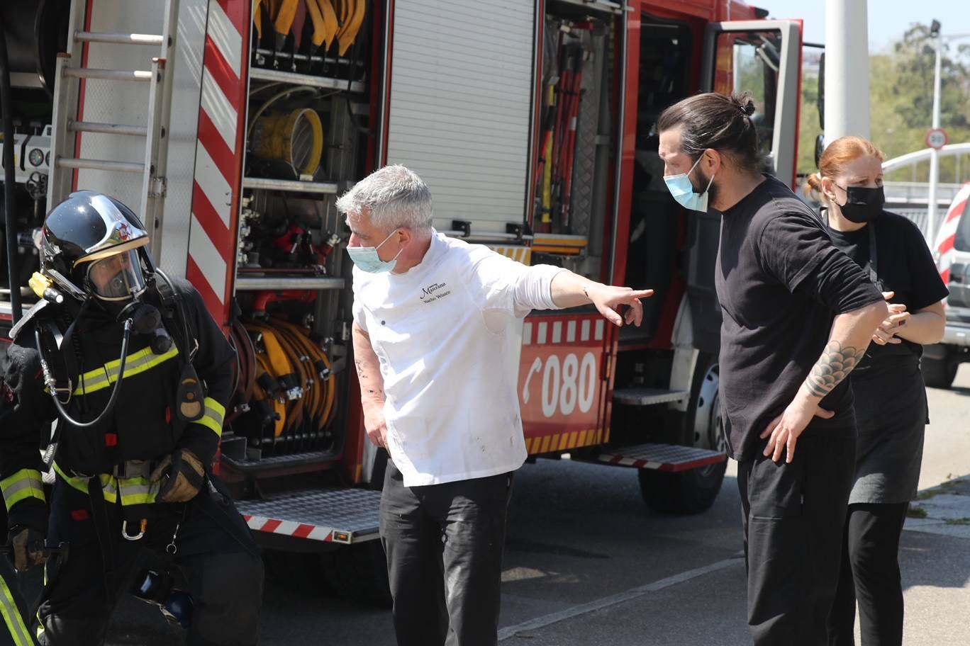 Los bomberos han tenido que sofocar un incendio declarado en el restaurante El Salgar, en Gijón. El fuego se inició en las cocinas del local, que permanece cerrado al público, aunque mantiene los fogones abiertos. Un trabajador del restaurante ha tenido que ser atendida por los servicios de emergencia y, posteriormente, trasladada al Hospital de Cabueñes por quemaduras en un brazo de carácter leve. Además, uno de los bomberos también ha sufrido quemaduras leves en una mano. 