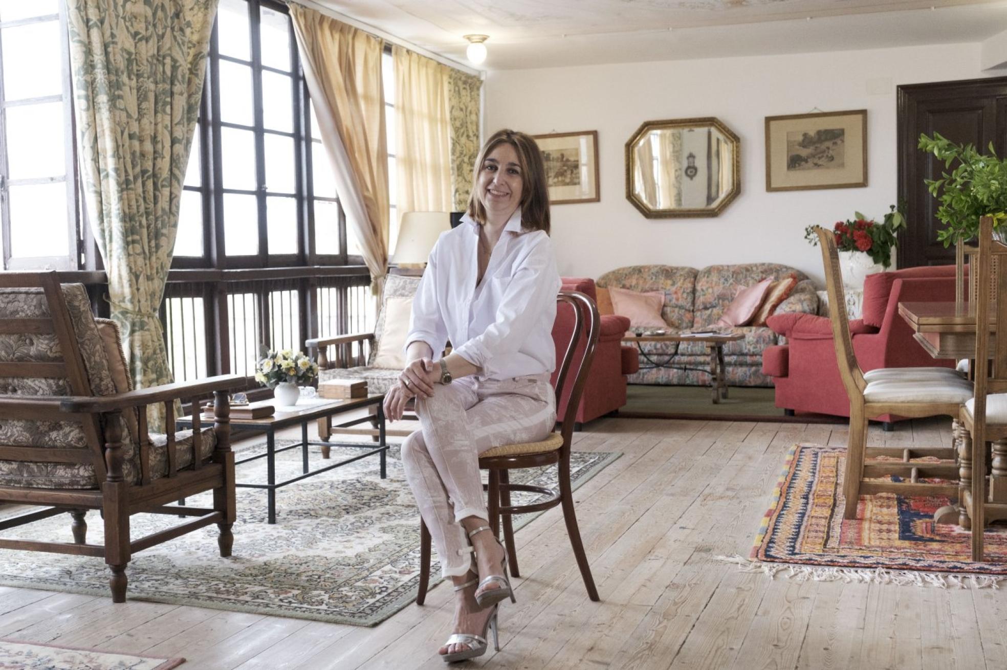 Violeta Cuervo, propietaria de La Bella Coqueta, en el salón de la casona familiar en Llanes.
