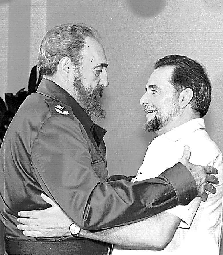 Días después de que Raul Castro anunciara que abandona la dirección de Cuba se cumple una década de la renuncia de Fidel Castro a la dirección del Partido Comunista Cubano, cargo en el que le sucedió su hermano. Un breve recorrido gráfico por los años de gobierno de El Comandante que dirigió durante cinco décadas un país convertido en símbolo con tantos detractores como defensores.