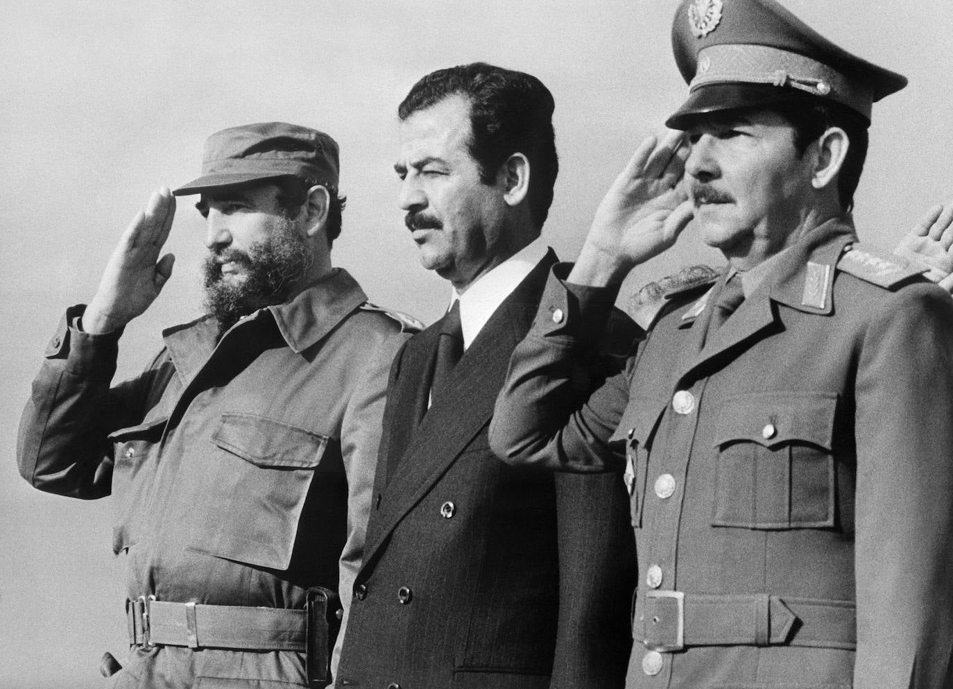 Días después de que Raul Castro anunciara que abandona la dirección de Cuba se cumple una década de la renuncia de Fidel Castro a la dirección del Partido Comunista Cubano, cargo en el que le sucedió su hermano. Un breve recorrido gráfico por los años de gobierno de El Comandante que dirigió durante cinco décadas un país convertido en símbolo con tantos detractores como defensores.