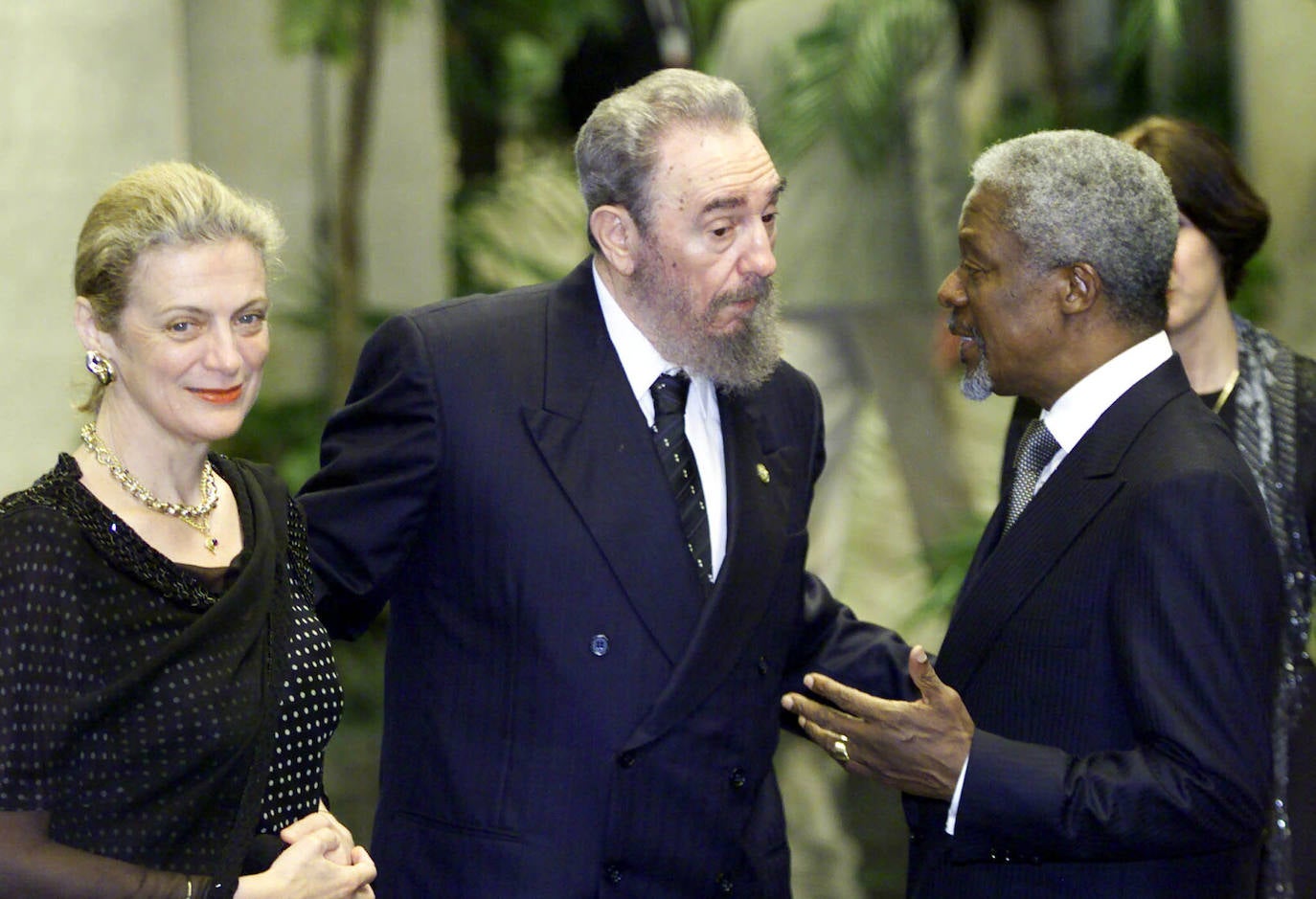 Días después de que Raul Castro anunciara que abandona la dirección de Cuba se cumple una década de la renuncia de Fidel Castro a la dirección del Partido Comunista Cubano, cargo en el que le sucedió su hermano. Un breve recorrido gráfico por los años de gobierno de El Comandante que dirigió durante cinco décadas un país convertido en símbolo con tantos detractores como defensores.