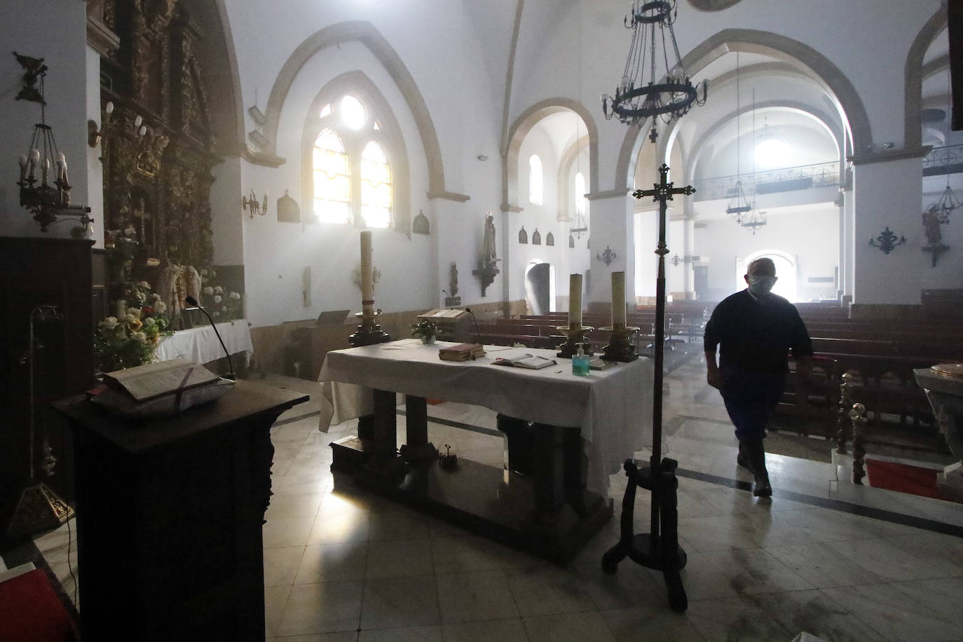 Los Bomberos de Gijón tuvieron que intervenir este lunes para extinguir un incendio originado en la sala de calderas de la Iglesia de Jove, que solo causó daños materiales. El fuego, controlado en apenas media hora, causó fugas de gasóleo del depósito, lo que hizo necesario la utilización de una turba absorbente para hidrocarburos y reparar la conexión del tubo por el que se produjo el escape. 