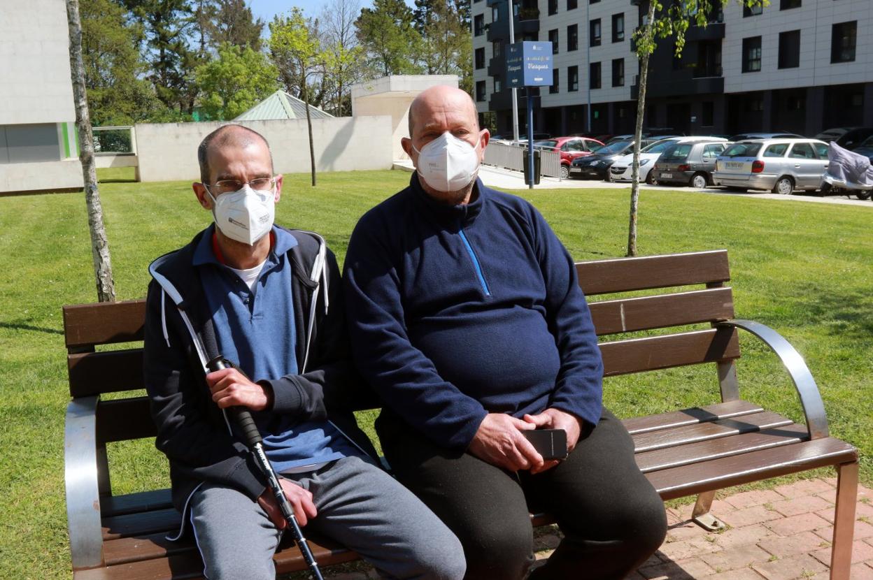 Iván Palacio Vijande y su padre, Óscar, en Viesques tras una sesión de rehabilitación en el centro de Cocemfe. 