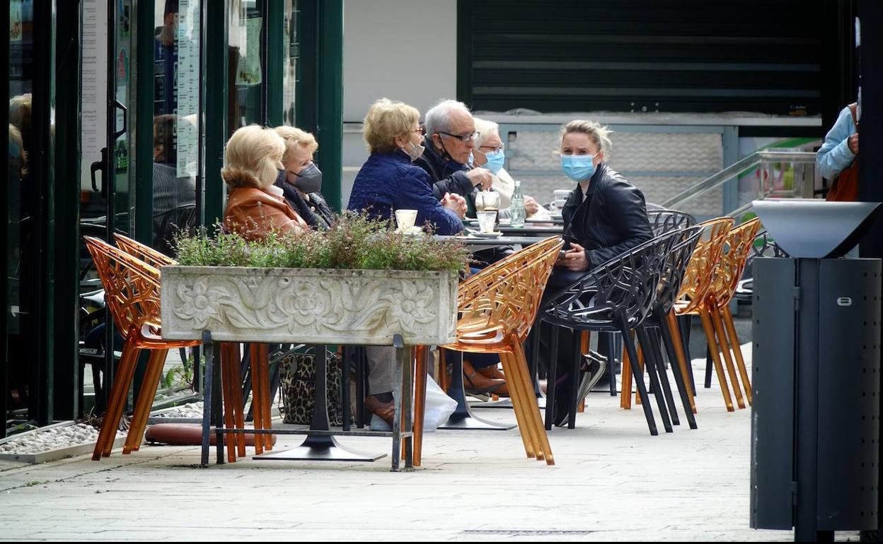 Gente en las terrazas en Llanes.